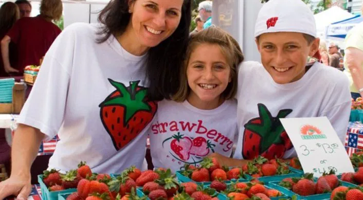 Mother and two kids at Schmit's Berry Farm