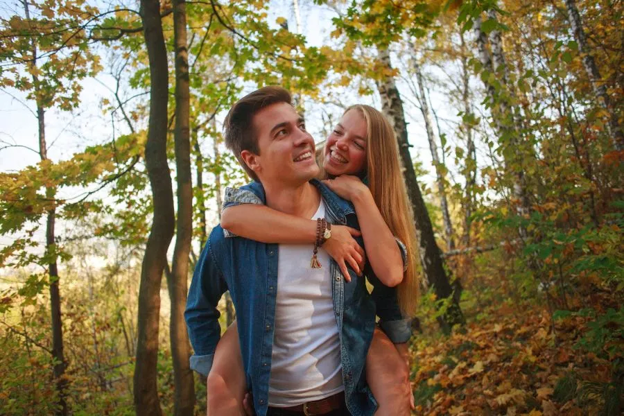 couple walking through the woods in Cedarburg in the fall