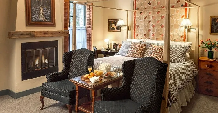 Winter Getaway in Cedarburg - Romantic Room