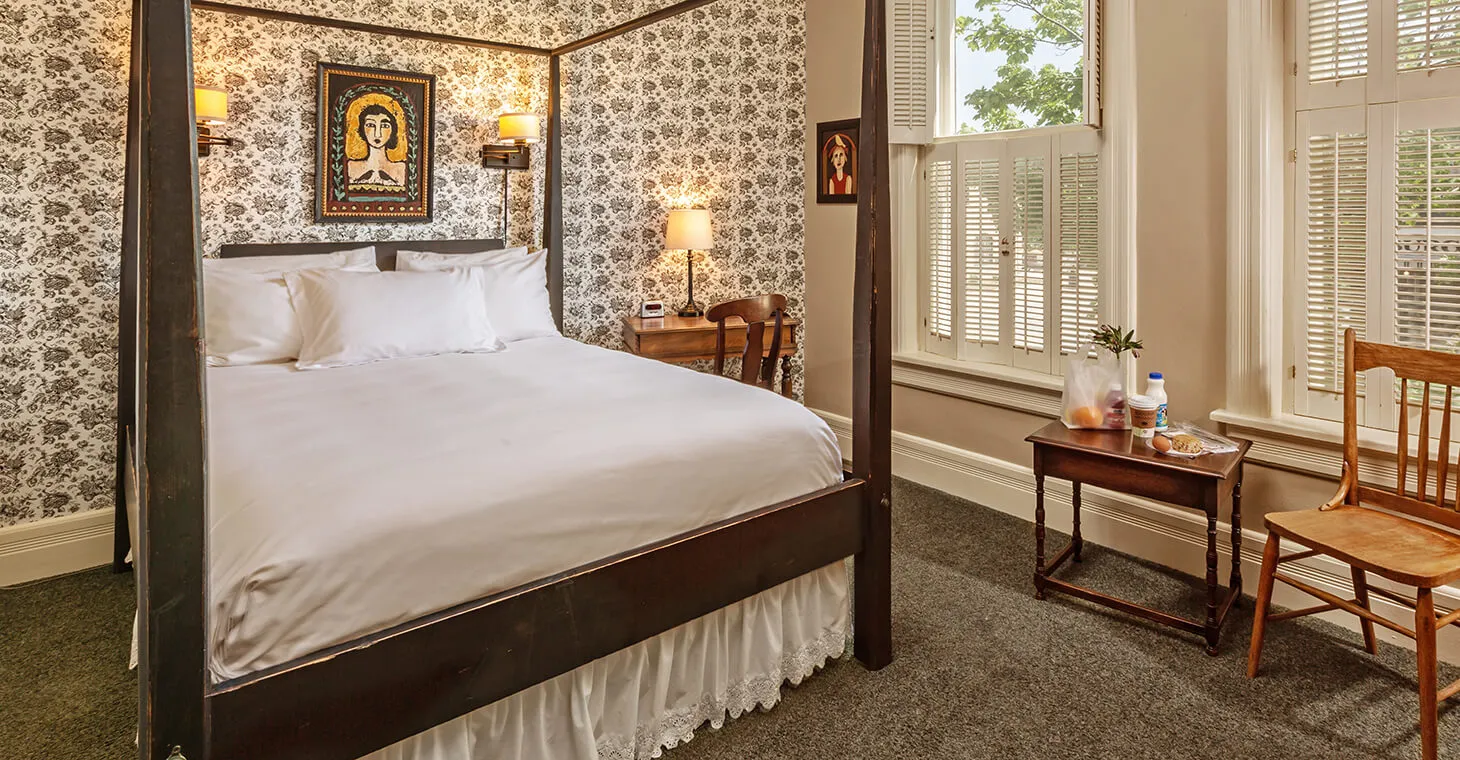 guest room at Washington House Inn