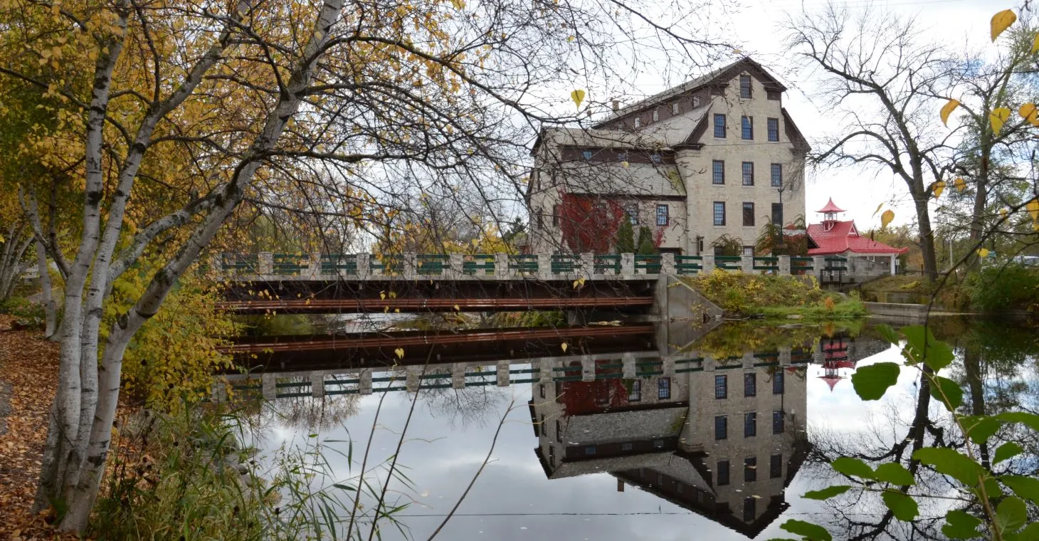 Cedar Creek Building Fall in Wisconsin