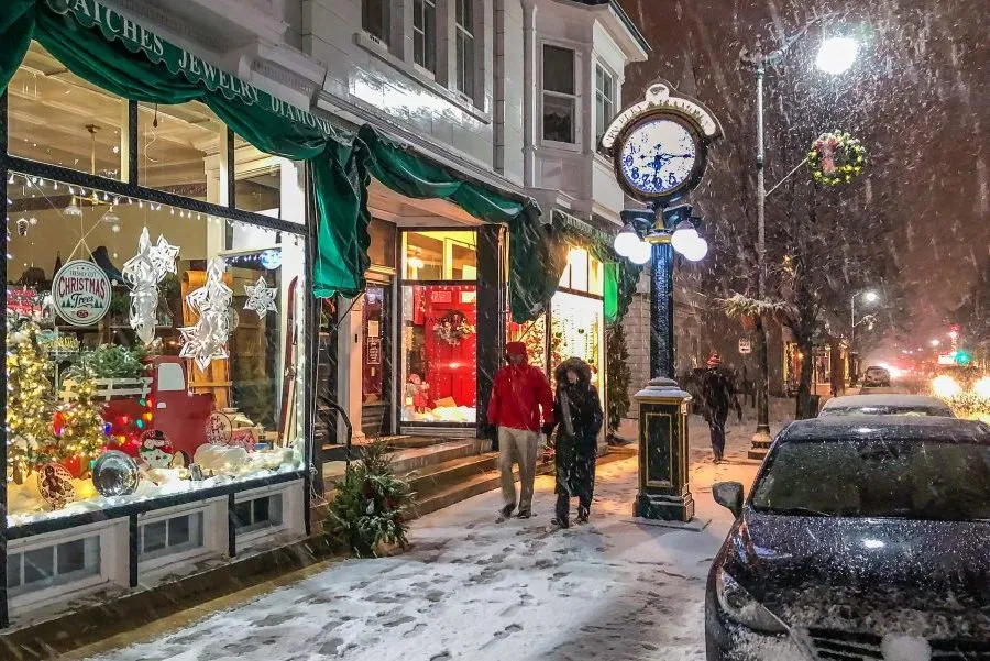 people shopping outside on a Wisconsin Christmas getaway
