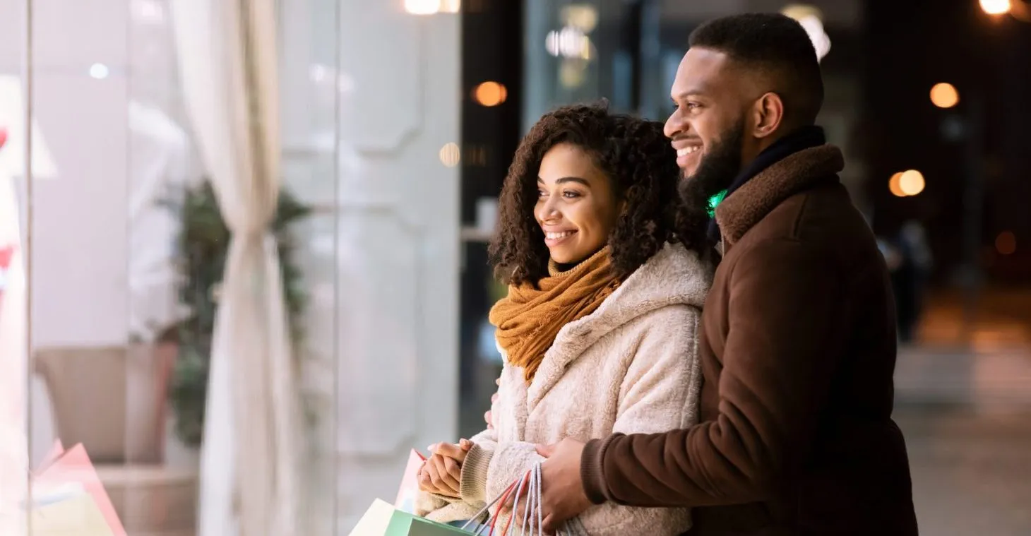 couple shopping during a Wisconsin winter getaway in Cedarburg