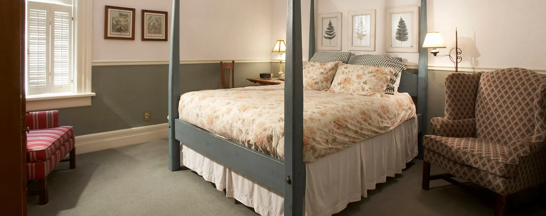 king guest room at Cedarburg inn with two large chairs