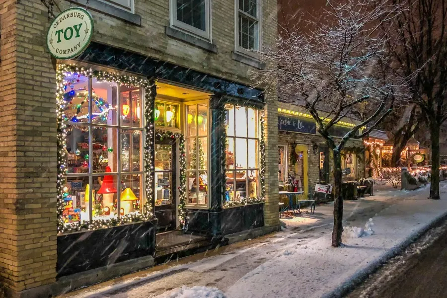 cedarburg toy company at christmastime