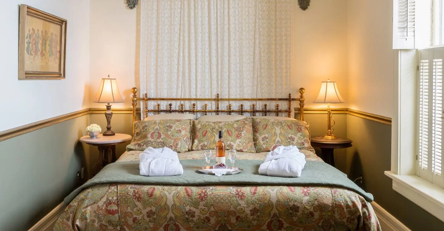 Guest room at Washington House Inn
